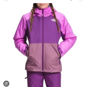 New never worn girls 7/8 snow suit with tags.